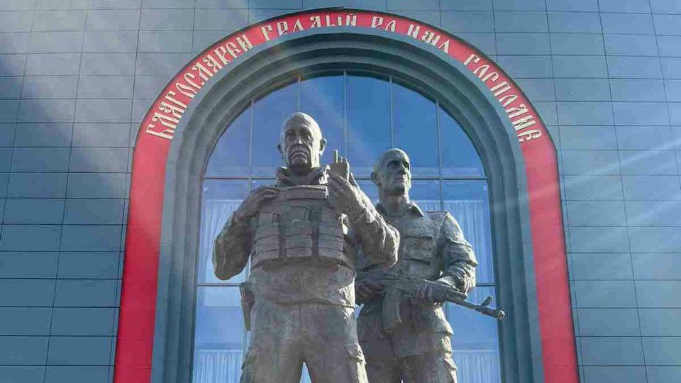 V Rusku postavili památník vagnerovcům Prigožinovi a Utkinovi